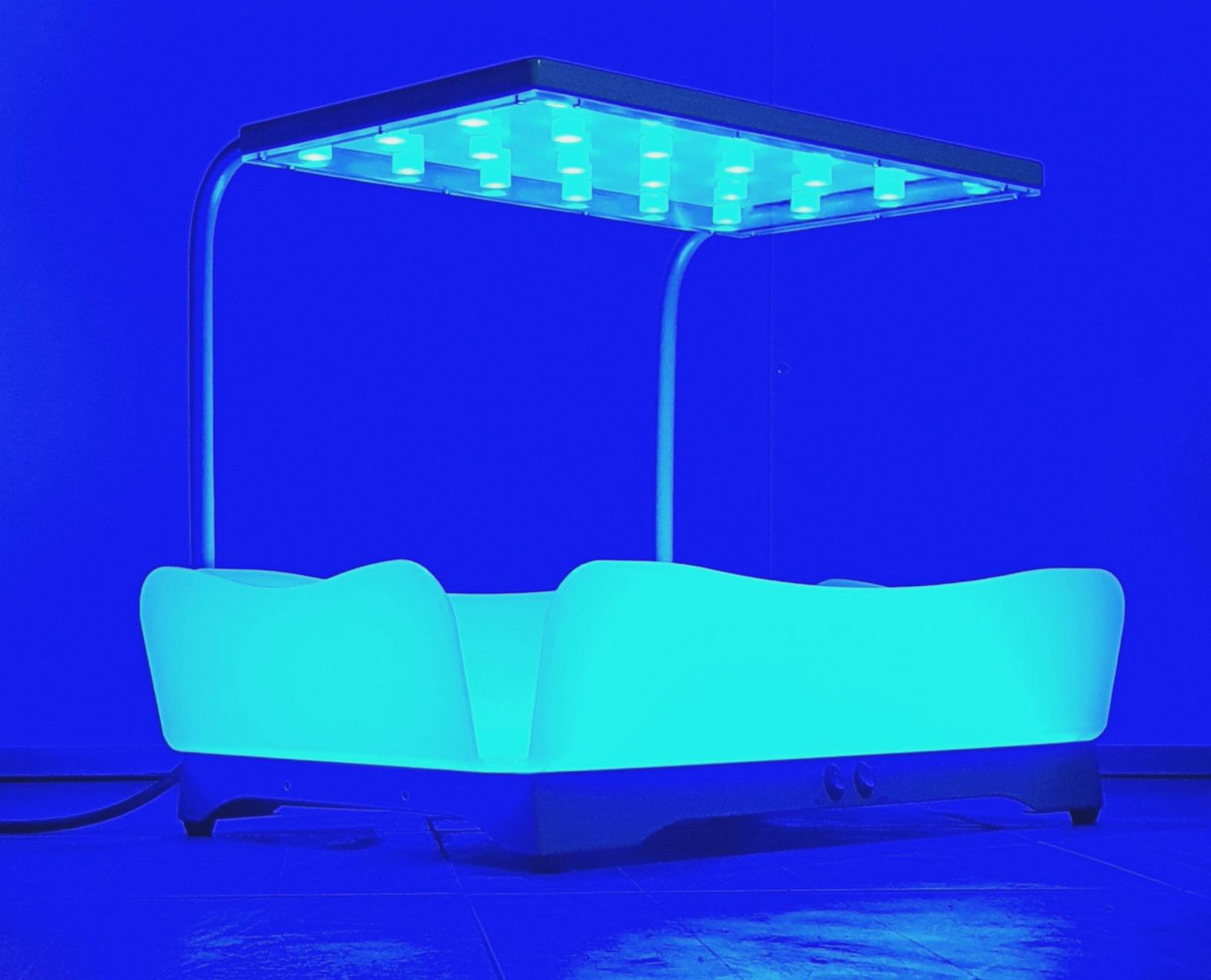 Đèn LED mái che đang phát ánh sáng xanh điều trị